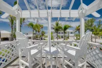 Private Terraces and Heated Pool Retreat - Charming Cozy Cottage Hotels in Holmes Beach