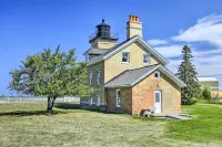 17 Mi to Porkies: Getaway Steps to Beach & Main St - Homestays