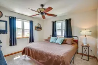 Bright Shawano Lake Oasis - Walk to Boat Launch! - Parkplatz