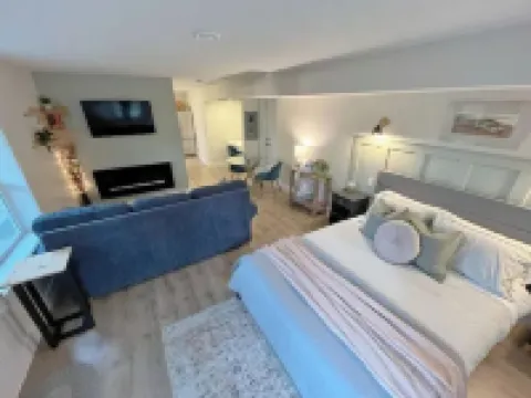 Modern studio with soft tub -Ratcliffe Guest Suite