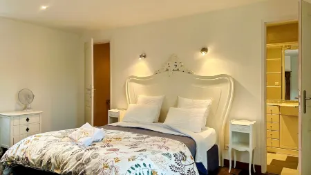 La Closerie des Arts - Piscine et Spa Отели в г. Шервекс-Кюба