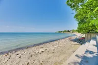 Turtle Cove Bay Beach House ~ 13 Mi to Buffalo! - parking