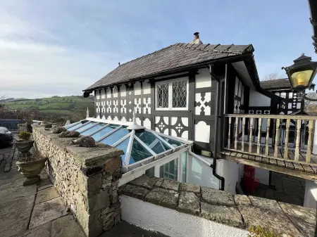 Pentre Cerrig Country House Отели в г. Гвернаффилд