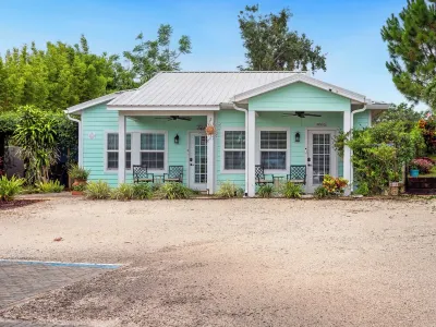 Beautiful 1 bedroom/1 bath unit in Downtown Clermont at Lake Minneola Hotels near Dollar Tree