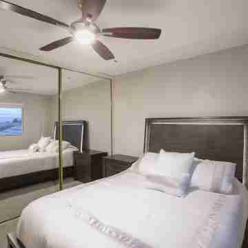 "Tulip Play House"5 Bedrooms 3.5 bath Pool & Spa w/ Built in BBQ, big side yard Rooms