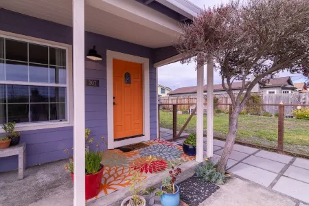 Beach Cottage Near the Coastal Trail and the Ritz Отели рядом с достопримечательностью «Венис Бич»