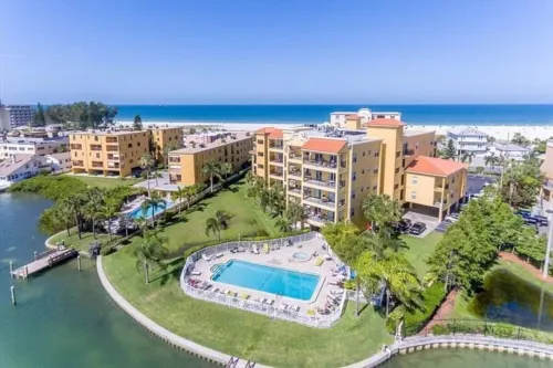 Beautiful clean and in great location beach condo