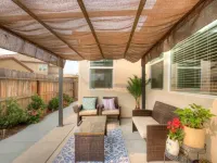 Clovis House, Sleeps 10, Hammock, Covered Patio, Game Table クローヴィスのホテル