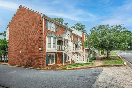 Five Points Dawg Crib on Campus Отели в г. Атенс