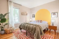 Stylish, Spacious, 4 TV's, Game Room w/ Bar and Lounge Area