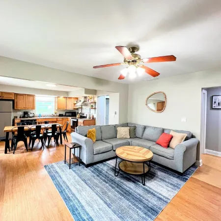 Cozy & Comfortable - Stylishly Decorated & Close to Everything!