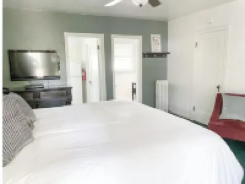 #10 1938 Historic Downtown Apt - King Bed- Kitchen