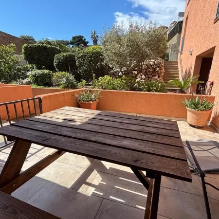 Charming T2 with parking (rare Top of the historic center. Very quiet.