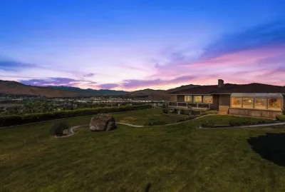 Wenatchee Mansion. 6500 sqft, pool, hot tub, 7 BR, theater, billiards and more!