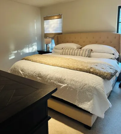 Charming 2-bedroom 2-bath cottage with AC, WiFi in fabulous Lenexa