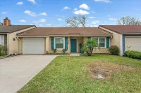 Waterfront Lot with Fishing and Tennis Courts - Charming Unique Cottage