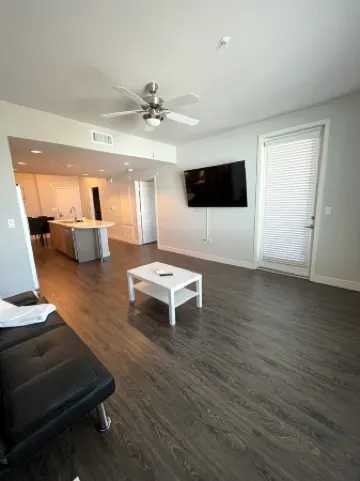 Lovely 1 bedroom apartment +pool access Отели рядом с достопримечательностью «Ирвайн Музеум Коллекшен»