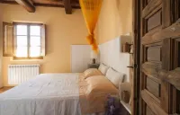 Old farmhouse surrounded by olive groves, near the village, 5 places, floor1,with swimming pool