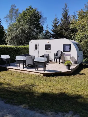 Belgian Ardennes lovely 4-person caravan Отели в г. Сент-Юбер