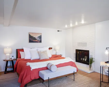 Private Lakefront Home near Seattle, Mt Rainier & Ocean Shores