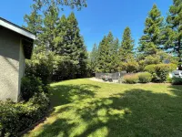 Charming 3-bedroom summer house in Cameron Park with pool Hotels in Cameron Park