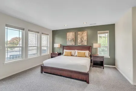 4 Bedroom Serene Escape for the Family with Dedicated Office and Loft Office Отели рядом с достопримечательностью «Red Tail Golf Course»