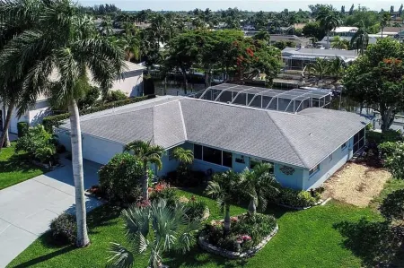 Canalfront Retreat! 2BR + Bunk Nook, Pool & Boat Dock – Easy Water Access! Отели в г. Кортес