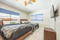 Spacious Luxury Oasis + Heated Pool+Jacuzzi+8P Tiki Bar- Beach Vibes Awaits You!