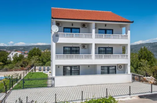 Luxury holiday apartments ALKAR with swimming pool 羅戈茲尼察酒店