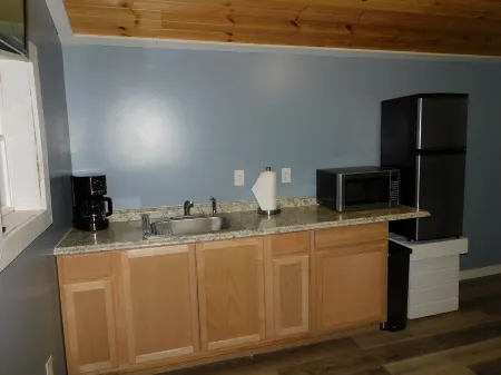 Cozy floating home with  WiFi, AC in peaceful New Tazewell on Norris Lake