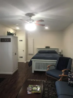 Bottle Rock Cozy studio in charming Napa 15-17 minutes walking to venue.