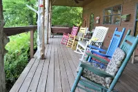 Spacious 5-bedroom lodge in Flippin Ar, on the beautiful White River.