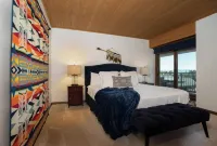 Stylish Ski-In/Ski-Out Condo – 2 Minutes to Gondola & Ski Lifts