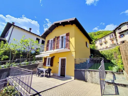 Sophie House - House with exclusive veranda and garden a few minutes from the lake. Hotels in Gravedona ed Uniti