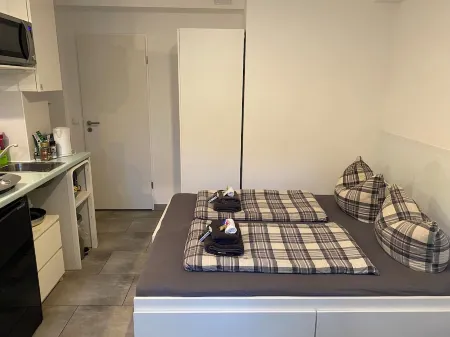 Studio no. 7, basement (24sqm) in green Spandau (13sqm) Отели рядом с достопримечательностью «Glienicker Brücke»