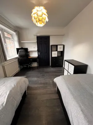 Close to Beaches and the New Forest - 4 bedroom house - pet and child friendly Hotel a Ferndown