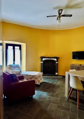 A few steps from the lake, cozy apartment Hotels in Lesa