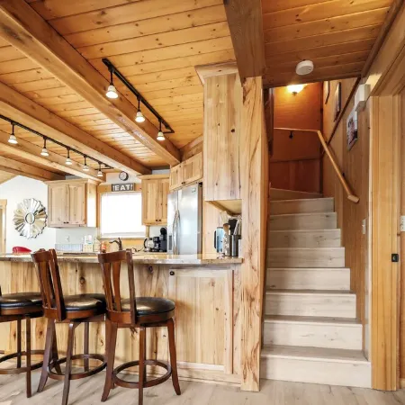 Cozy Seaside Cottage • Walk to Beach • Fenced Yard