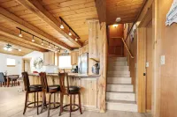 Cozy Seaside Cottage • Walk to Beach • Fenced Yard