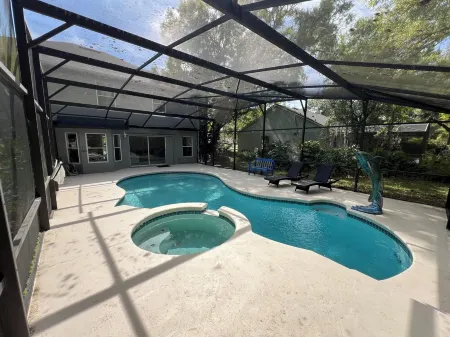 Charming 3-bedroom house with pool and hot tub in Kissimmee Отели рядом с достопримечательностью «Publix Super Market at Village Shops at Bellalago»