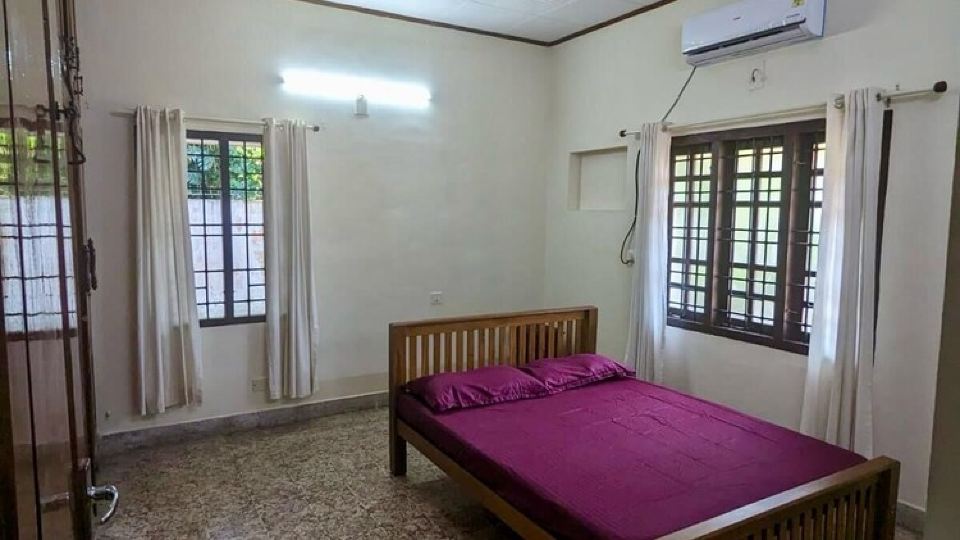 90s villa in Kanjikuzhy. Family-friendly, food nearby. Attractions close