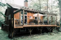 Private 3-bedroom cabin with WiFi and backyard! 스프링필드 호텔