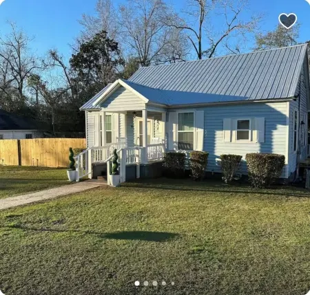 Charming 2-bedroom house in Monroeville with Wi-Fi and AC. Отели в г. Округ Монро