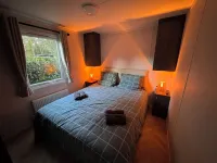 Deluxe chalet with private outside jacuzzi. Hotels near Country Residence Museum Jachthuis Sint Hubertus