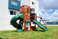 Apartment with private terrace and lake!