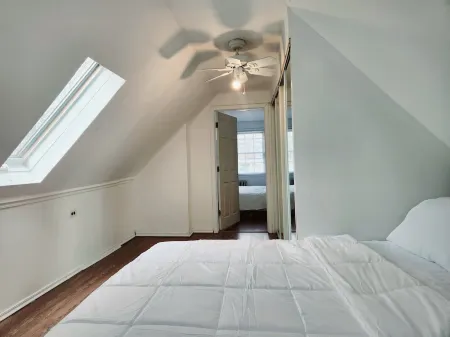 3-bedroom house in peaceful Dix Hills with WiFi, AC. Enjoy tranquility Отели в г. Дикс Хилс