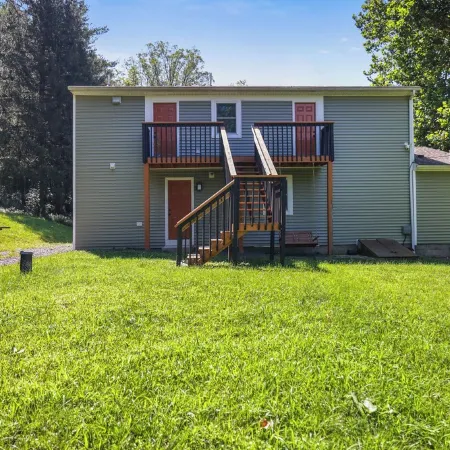 Charming 2-bedroom apartment with WiFi in Tannersville, Minutes from Camelback