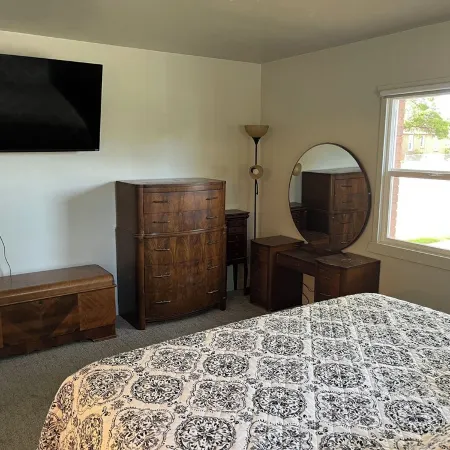 Refurnished and spacious 4 bedroom house, Sleeps 8!