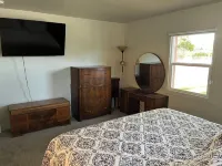 Refurnished and spacious 4 bedroom house, Sleeps 8!