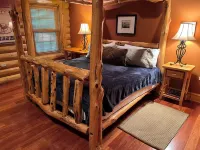 Mystic Pines log home in Shenandoah with hot tub and spectacular views!